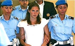 amanda-knox-with-italian-police